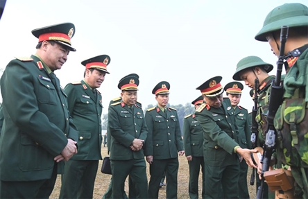 Sr. Lt. Gen. Le Quang Minh inspects combat readiness at Division 316